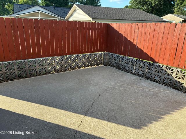 9801 Tucson Ct, Louisville, KY 40223