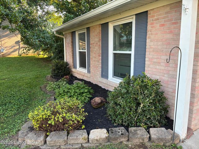 9801 Tucson Ct, Louisville, KY 40223
