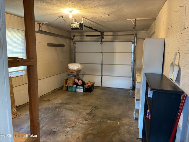 9801 Tucson Ct, Louisville, KY 40223