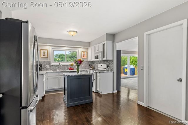 45209 Saltz Road, Canton, MI 48187