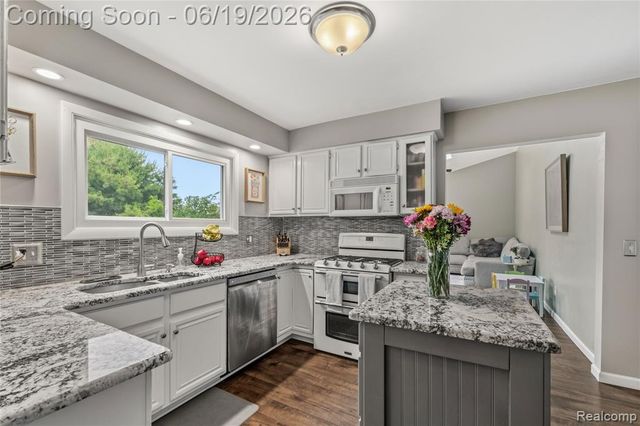 45209 Saltz Road, Canton, MI 48187