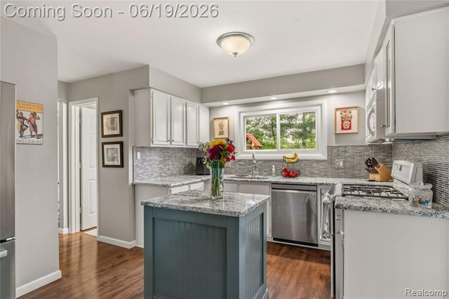 45209 Saltz Road, Canton, MI 48187