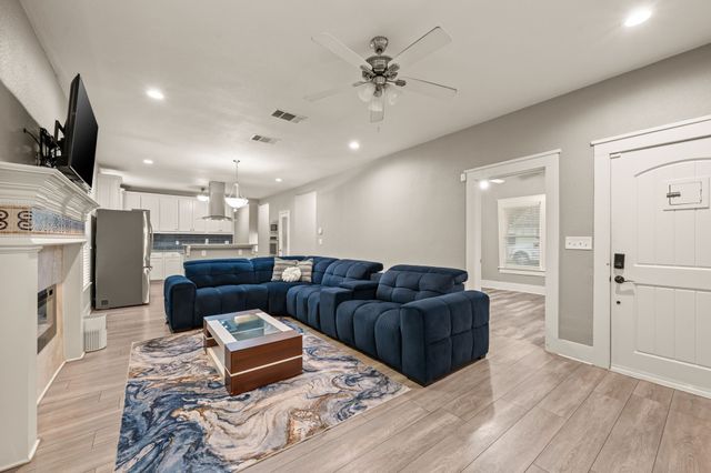 800 N Clements Street, Gainesville, TX 76240