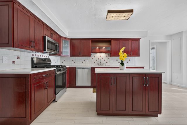 10 Copperwood Dr 10, Stoughton, MA 02072
