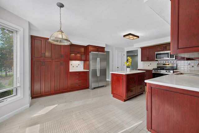 10 Copperwood Dr 10, Stoughton, MA 02072