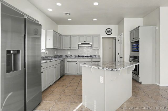 1016 S Willow Avenue, Broken Arrow, OK 74012