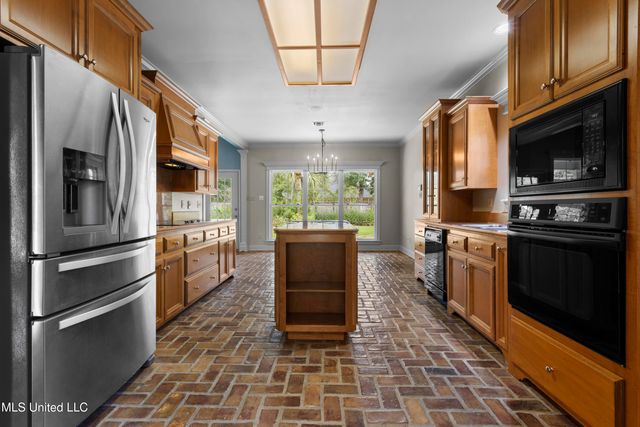 124 Surgeres Place Place, Ocean Springs, MS 39564