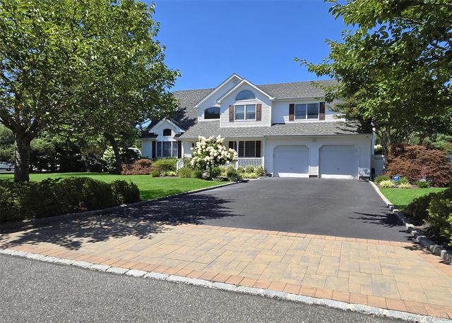 11 Simpson Gate, Manorville, NY 11949