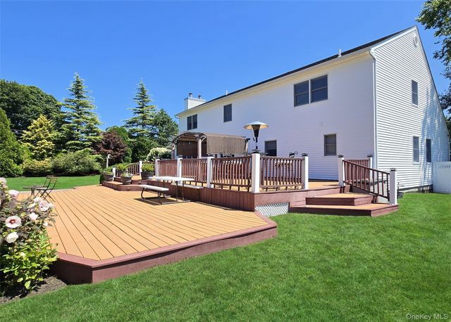 11 Simpson Gate, Manorville, NY 11949