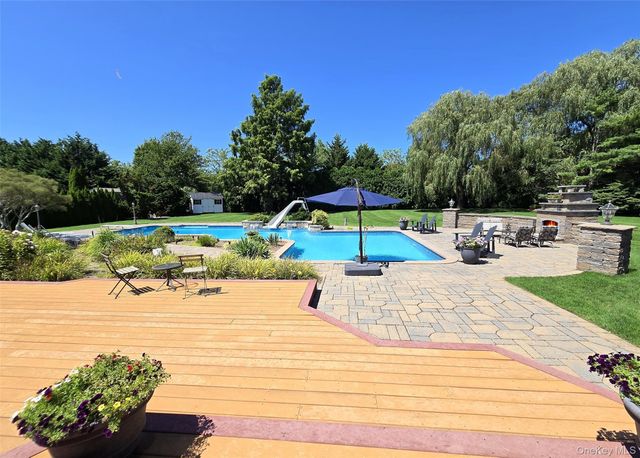 11 Simpson Gate, Manorville, NY 11949