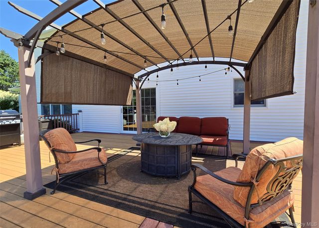 11 Simpson Gate, Manorville, NY 11949