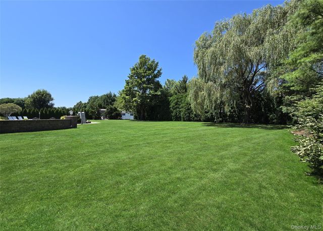 11 Simpson Gate, Manorville, NY 11949