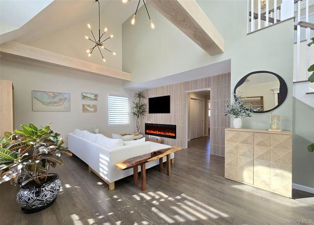 11 Simpson Gate, Manorville, NY 11949