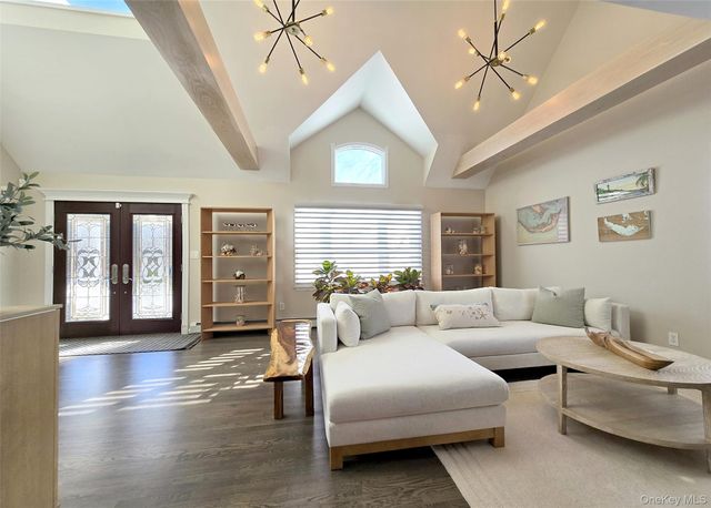 11 Simpson Gate, Manorville, NY 11949