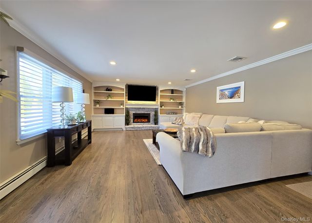 11 Simpson Gate, Manorville, NY 11949