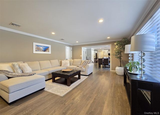 11 Simpson Gate, Manorville, NY 11949