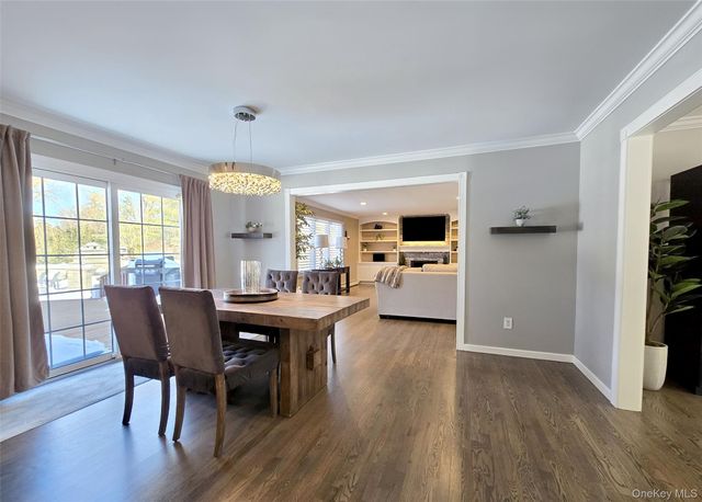 11 Simpson Gate, Manorville, NY 11949