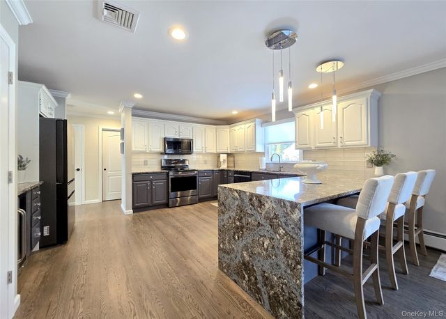 11 Simpson Gate, Manorville, NY 11949