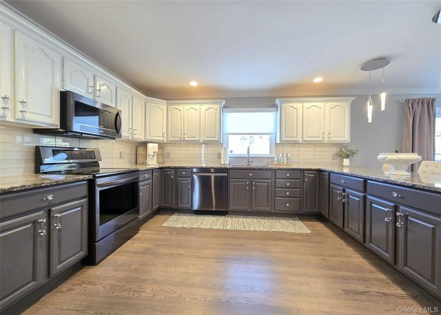 11 Simpson Gate, Manorville, NY 11949