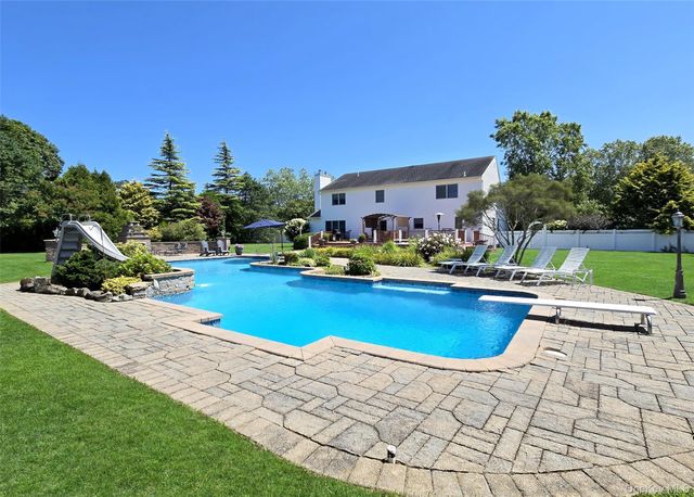 11 Simpson Gate, Manorville, NY 11949