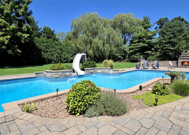 11 Simpson Gate, Manorville, NY 11949