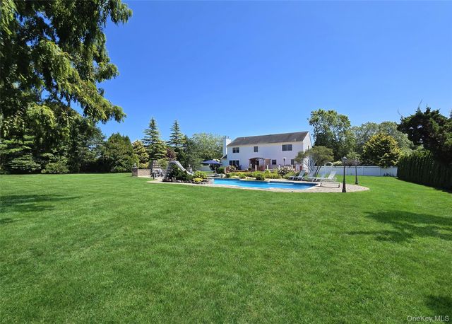 11 Simpson Gate, Manorville, NY 11949