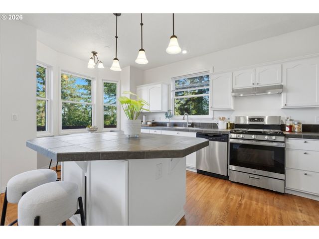 17 HIDALGO St, Lake Oswego, OR 97035