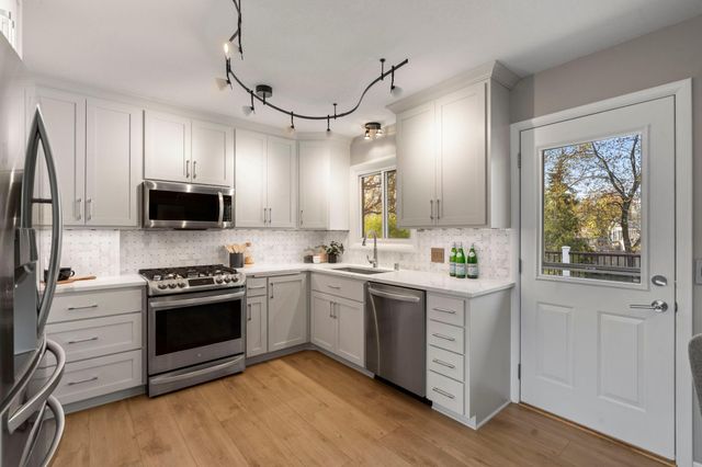 10604 32nd Avenue N, Plymouth, MN 55441