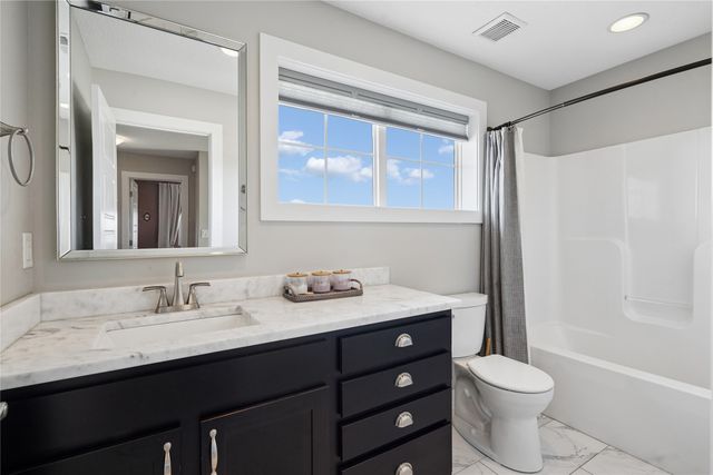 555 NE Bellflower Court, Waukee, IA 50263