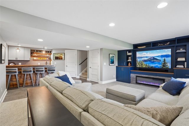 555 NE Bellflower Court, Waukee, IA 50263