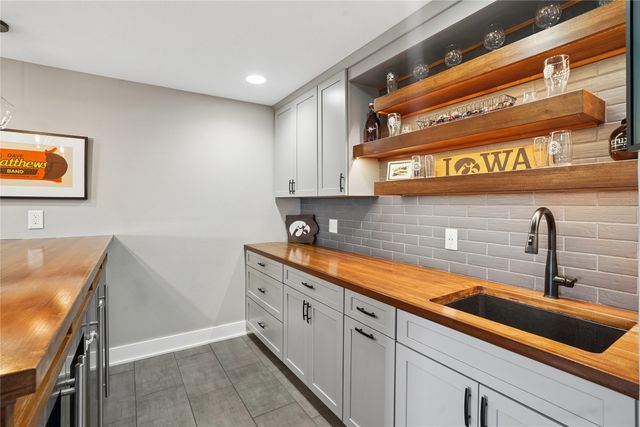 555 NE Bellflower Court, Waukee, IA 50263