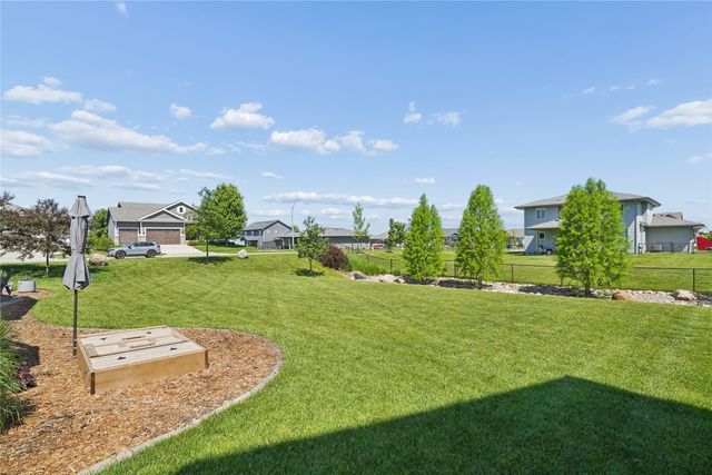555 NE Bellflower Court, Waukee, IA 50263