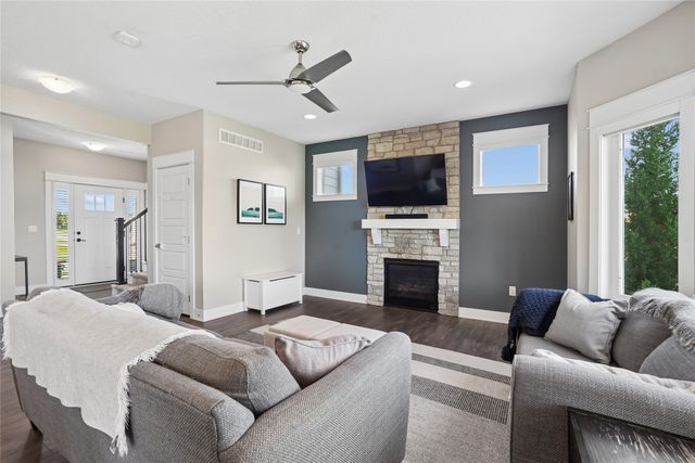 555 NE Bellflower Court, Waukee, IA 50263