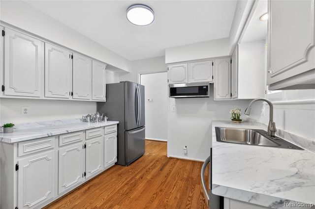 8733 Woodside Drive, Grosse Ile, MI 48138