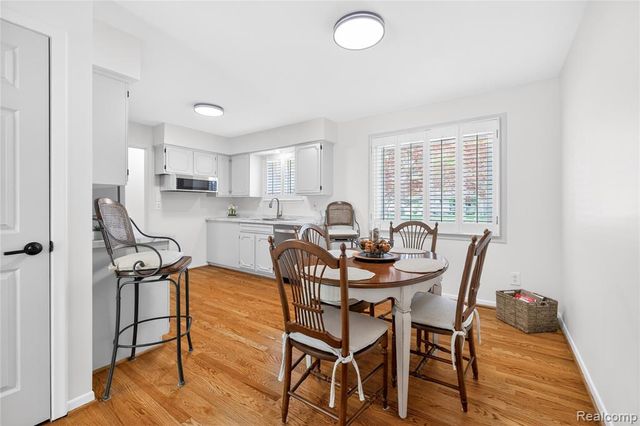 8733 Woodside Drive, Grosse Ile, MI 48138