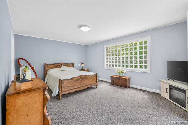 8733 Woodside Drive, Grosse Ile, MI 48138