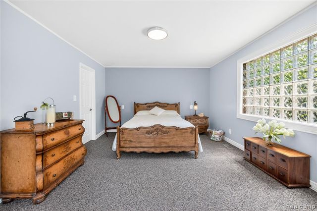 8733 Woodside Drive, Grosse Ile, MI 48138