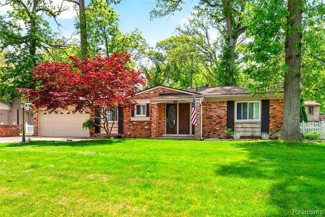 8733 Woodside Drive, Grosse Ile, MI 48138