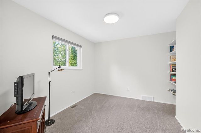 8733 Woodside Drive, Grosse Ile, MI 48138