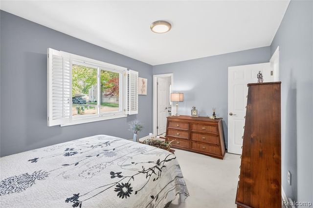 8733 Woodside Drive, Grosse Ile, MI 48138