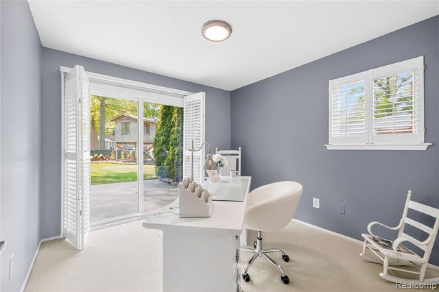 8733 Woodside Drive, Grosse Ile, MI 48138