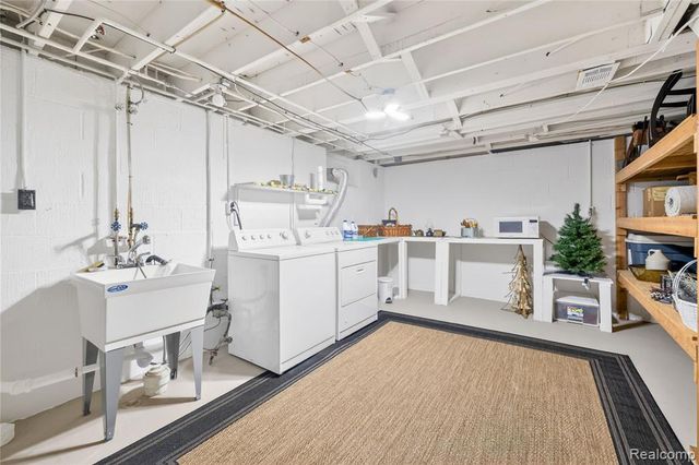 8733 Woodside Drive, Grosse Ile, MI 48138