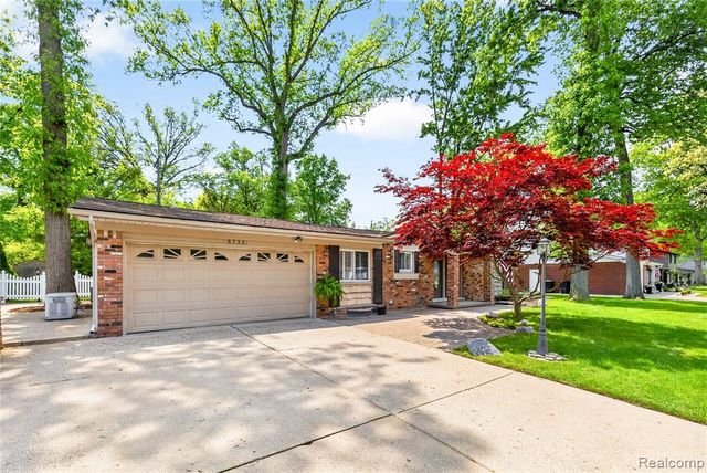 8733 Woodside Drive, Grosse Ile, MI 48138