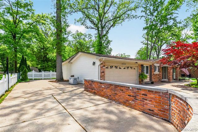 8733 Woodside Drive, Grosse Ile, MI 48138