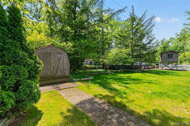 8733 Woodside Drive, Grosse Ile, MI 48138
