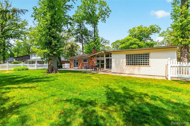 8733 Woodside Drive, Grosse Ile, MI 48138