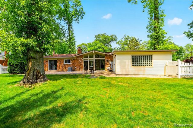 8733 Woodside Drive, Grosse Ile, MI 48138