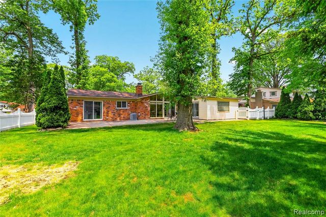 8733 Woodside Drive, Grosse Ile, MI 48138