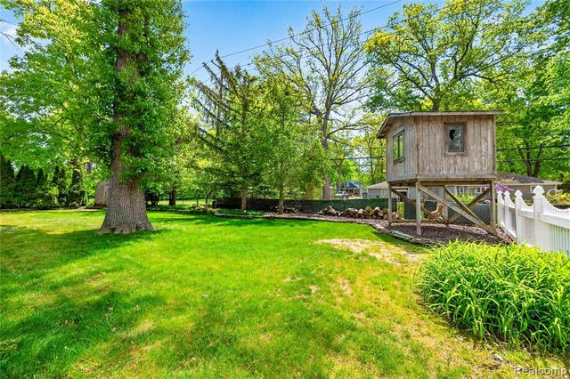 8733 Woodside Drive, Grosse Ile, MI 48138