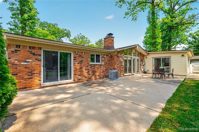 8733 Woodside Drive, Grosse Ile, MI 48138